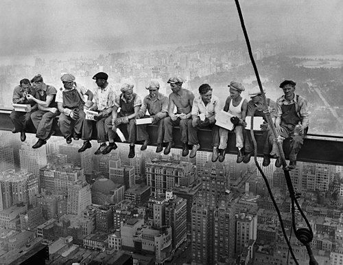 A foto "Almoço no topo de um arranha-céu"