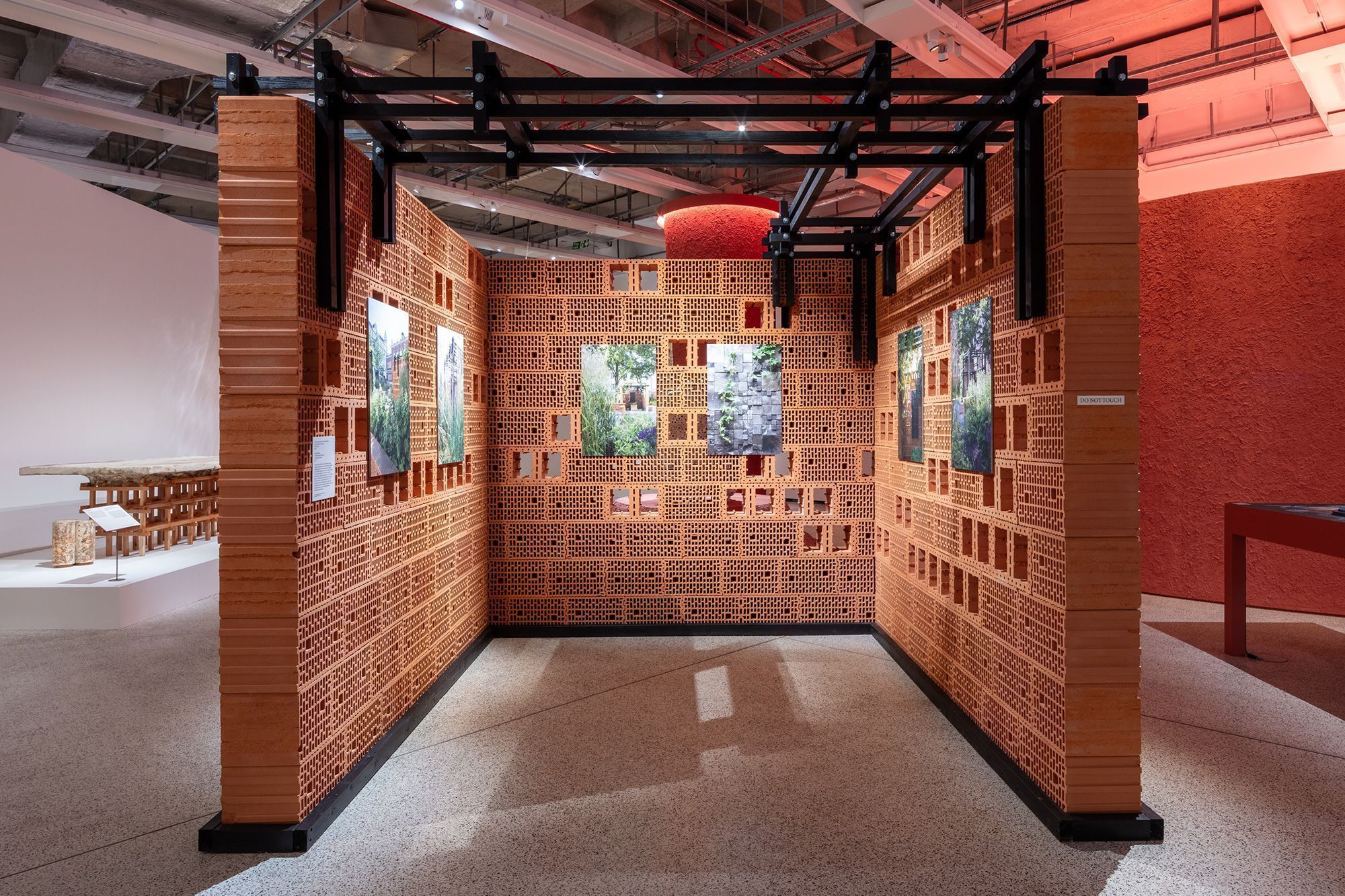 A exposição “Mais que Humano” no Museu do Design em Londres explora a relação interconectada entre humanos e animais, plantas e outros seres vivos e apresenta ideias de como viver em melhor harmonia com o mundo natural, como o pavilhão "Alusta" • Maiju Suomi via CNN Newsource
