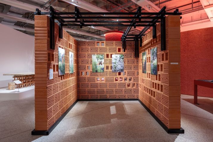 A exposição “Mais que Humano” no Museu do Design em Londres explora a relação interconectada entre humanos e animais, plantas e outros seres vivos e apresenta ideias de como viver em melhor harmonia com o mundo natural, como o pavilhão "Alusta" • Maiju Suomi via CNN Newsource