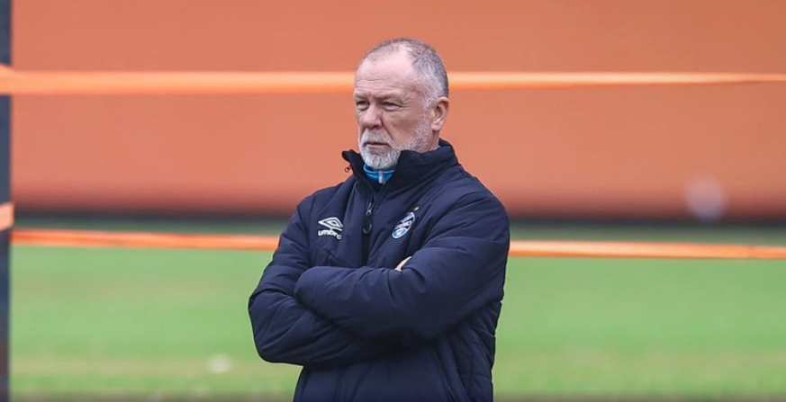 Mano Mezes em treino pelo Grêmio