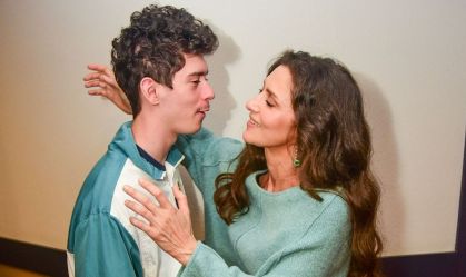 Maria Fernanda Cândido faz rara aparição com filho mais velho em SP; veja