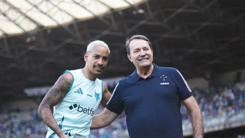 Matheus Pereira, do Cruzeiro, recebe homenagem de Pedrinho