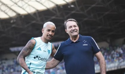 Matheus Pereira, do Cruzeiro, recebe homenagem de Pedrinho