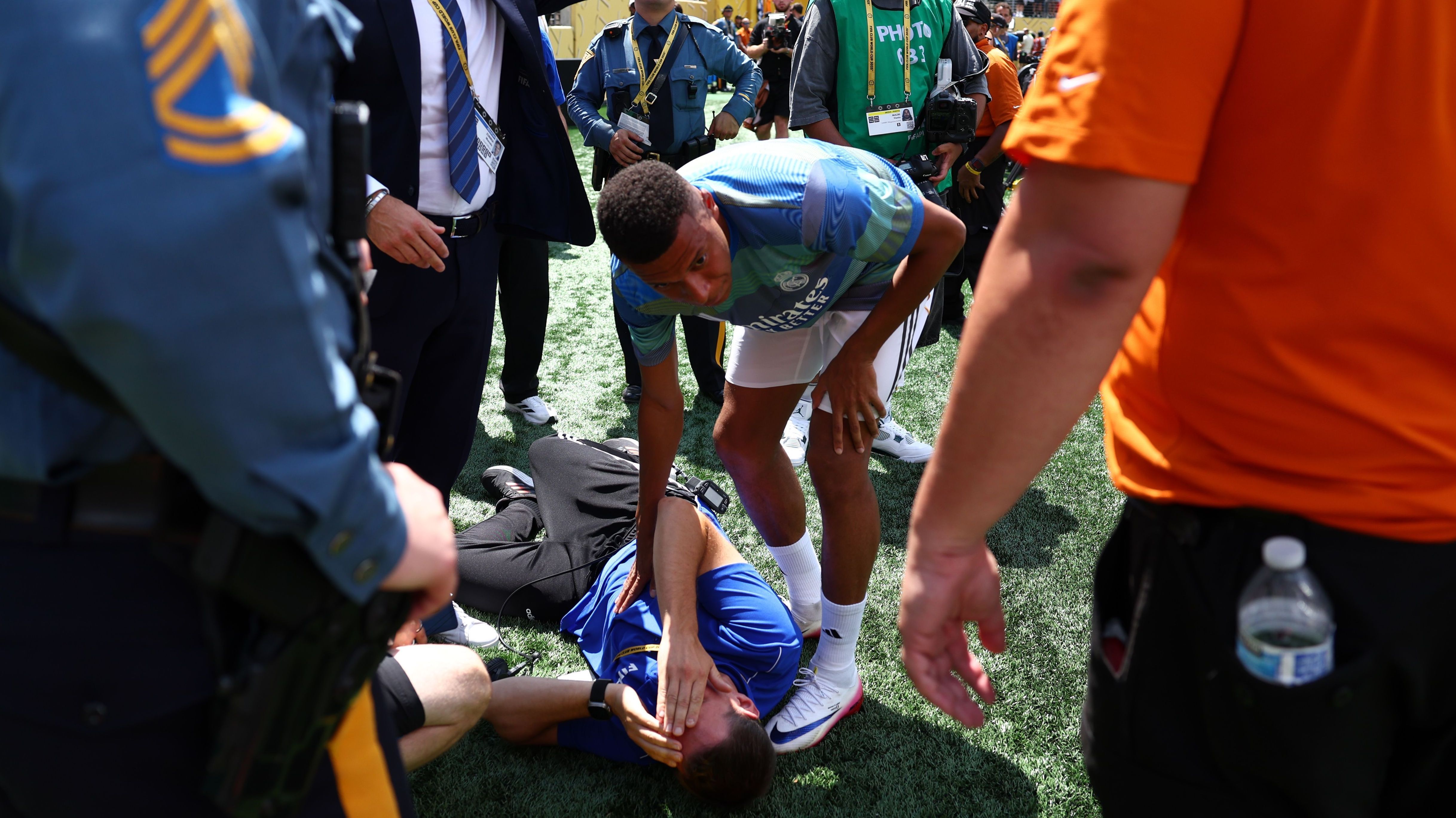 Mbappé presta atendimento a voluntário atingido no MetLife Stadium