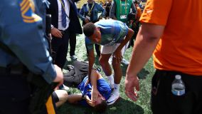 Mbappé presta atendimento a voluntário atingido no MetLife Stadium