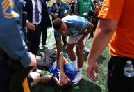 Mbappé interrompe aquecimento para ajudar voluntário atingido por bolada