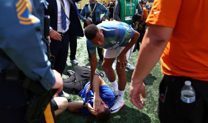 Mbappé interrompe aquecimento para ajudar voluntário atingido por bolada