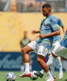 Mbappé, titular do Real Madrid, durante aquecimento para a semifinal pelo Mundial de Clubes