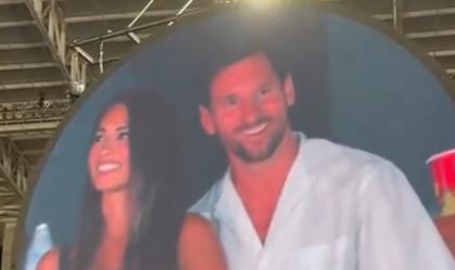 Messi e esposa são flagrados pela “kiss cam” no show do Coldplay; veja o momento