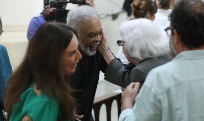 Fernanda Montenegro conforta Gilberto Gil em missa de Preta; veja