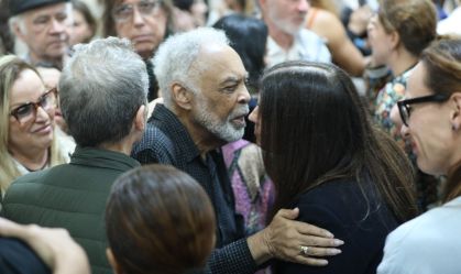 Gilberto Gil é consolado em missa de 7º dia de Preta Gil