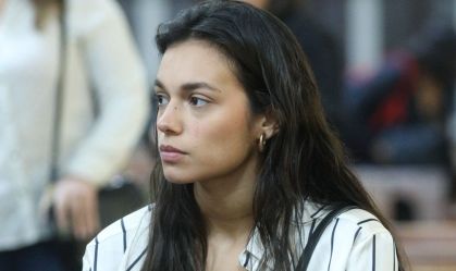 Ex-BBB Alane chora em missa de 7º dia de Preta Gil