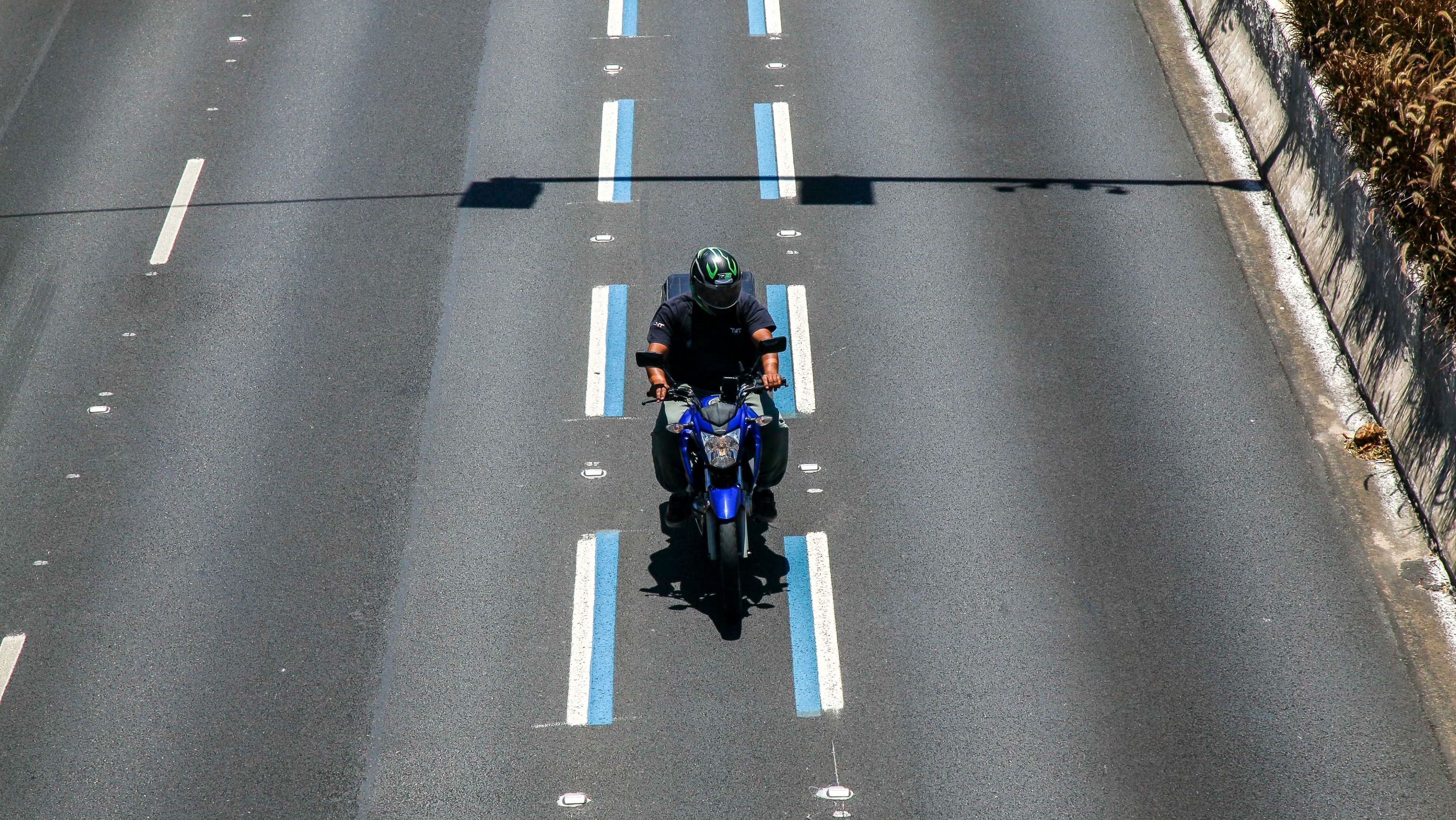 Motociclista faixa azul
