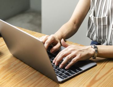 Mulher digitando