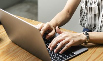 Mulher digitando
