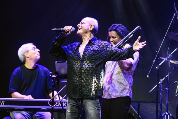 Ney Matogrosso sobe ao palco com Os Cajueiros em show "Viva Cazuza", no Rio • Victor Chapetta - Agnews