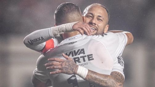 Neymar e Guilherme se abraçam após gol