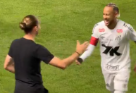 Neymar tenta dar "caneta" em Filipe Luís, do Flamengo; veja