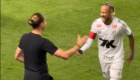 Neymar tenta dar "caneta" em Filipe Luís, do Flamengo; veja