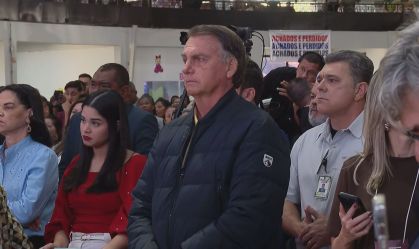 Ao lado de Bolsonaro, Michelle cita censura e se declara: "Marido, te amo"