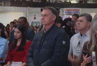 Ao lado de Bolsonaro, Michelle cita censura e se declara: "Marido, te amo"