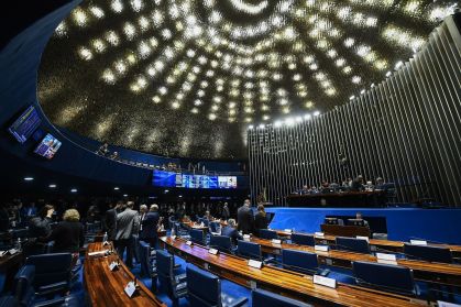Senadores durante votações no plenário