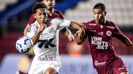Disputa de bola em Santos x Desportiva Ferroviária