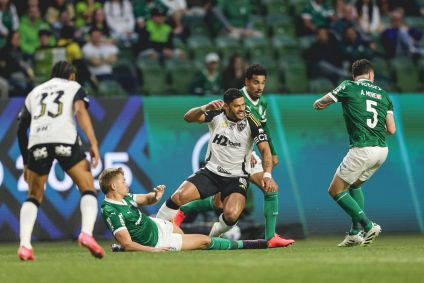 Disputa de bola em Palmeiras x Atlético-MG