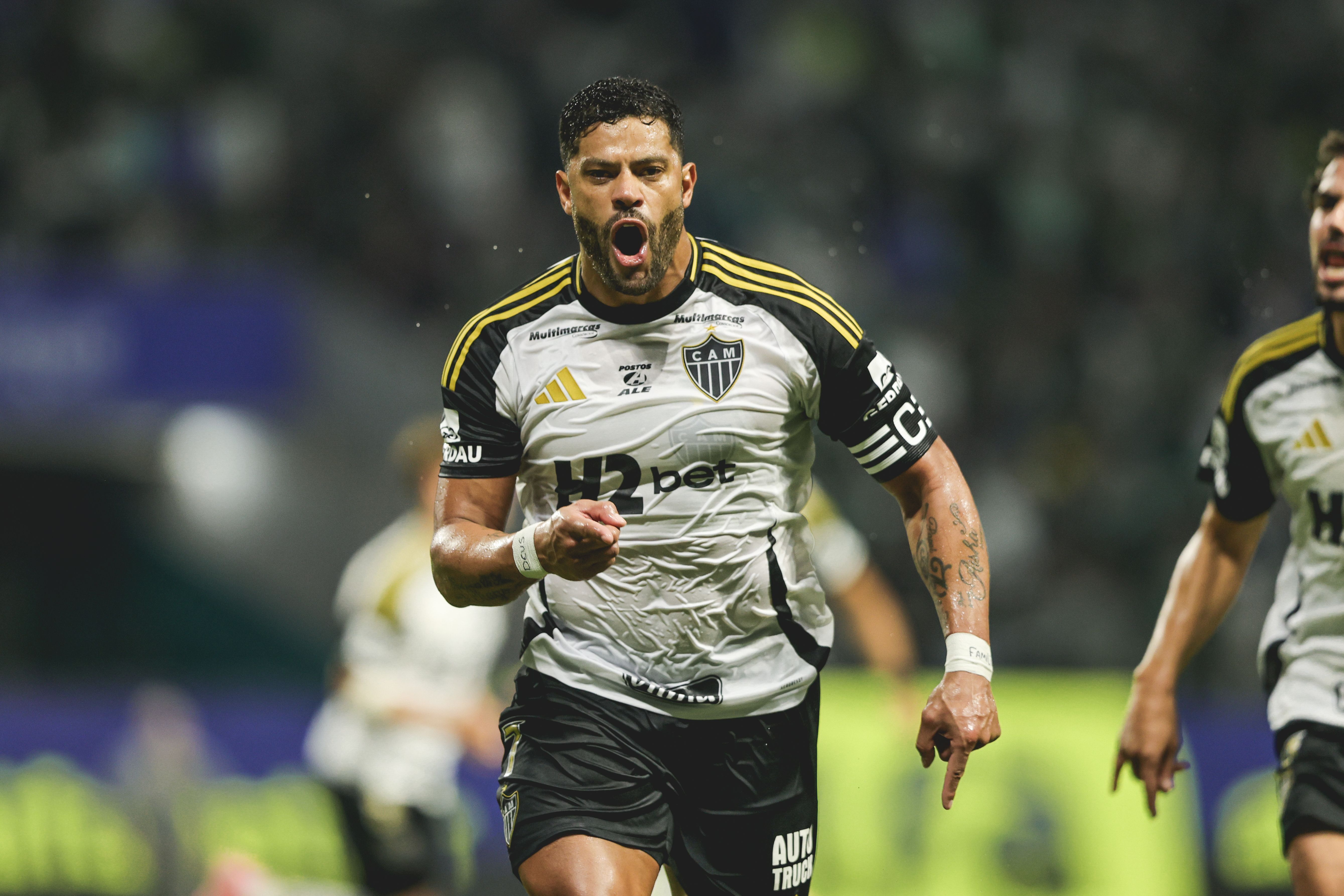 Hulk faz golaço de falta
