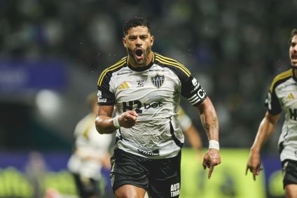 Hulk faz golaço de falta