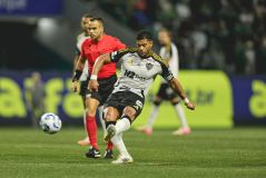 Hulk faz golaço de falta
