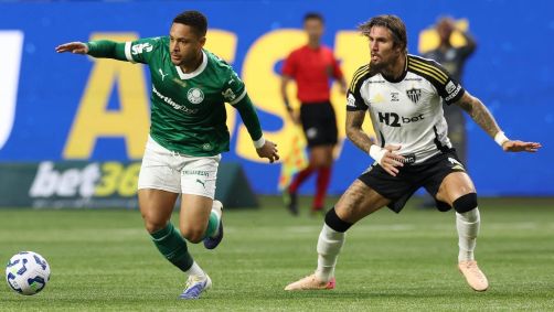 Disputa de bola em Palmeiras x Atlético-MG