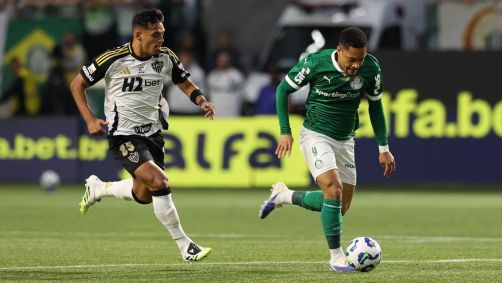 Disputa de bola em Palmeiras x Atlético-MG