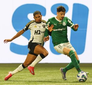 Disputa de bola em Palmeiras x Atlético-MG