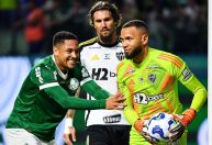 Palmeiras bate Atlético-MG em jogo movimentado e entra no G4 do Brasileirão