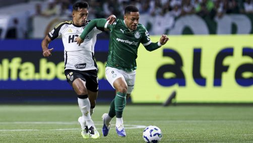 Disputa de bola em Palmeiras x Atlético-MG pelo Brasileirão