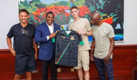 Melhor do Mundial, Palmer visita país do avô e recebe homenagem
