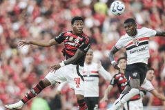 Plata e Arboleda em disputa pela bola