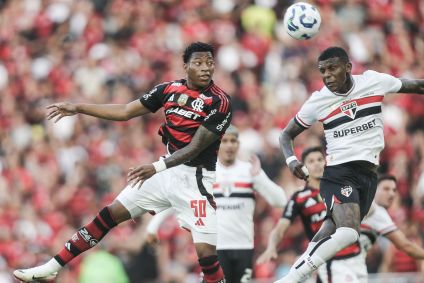 Plata e Arboleda em disputa pela bola