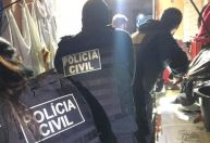 Homem mata irmão trans a golpes de faca na frente da mãe no RS
