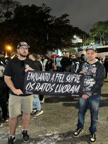 Torcedores protestam na porta do Pq. São Jorge