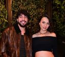 Grávida, Rafa Kalimann exibe barrigão em show de Nattan; veja