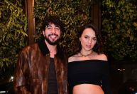 Grávida, Rafa Kalimann exibe barrigão em show de Nattan; veja