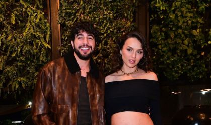 Grávida, Rafa Kalimann exibe barrigão em show de Nattan; veja