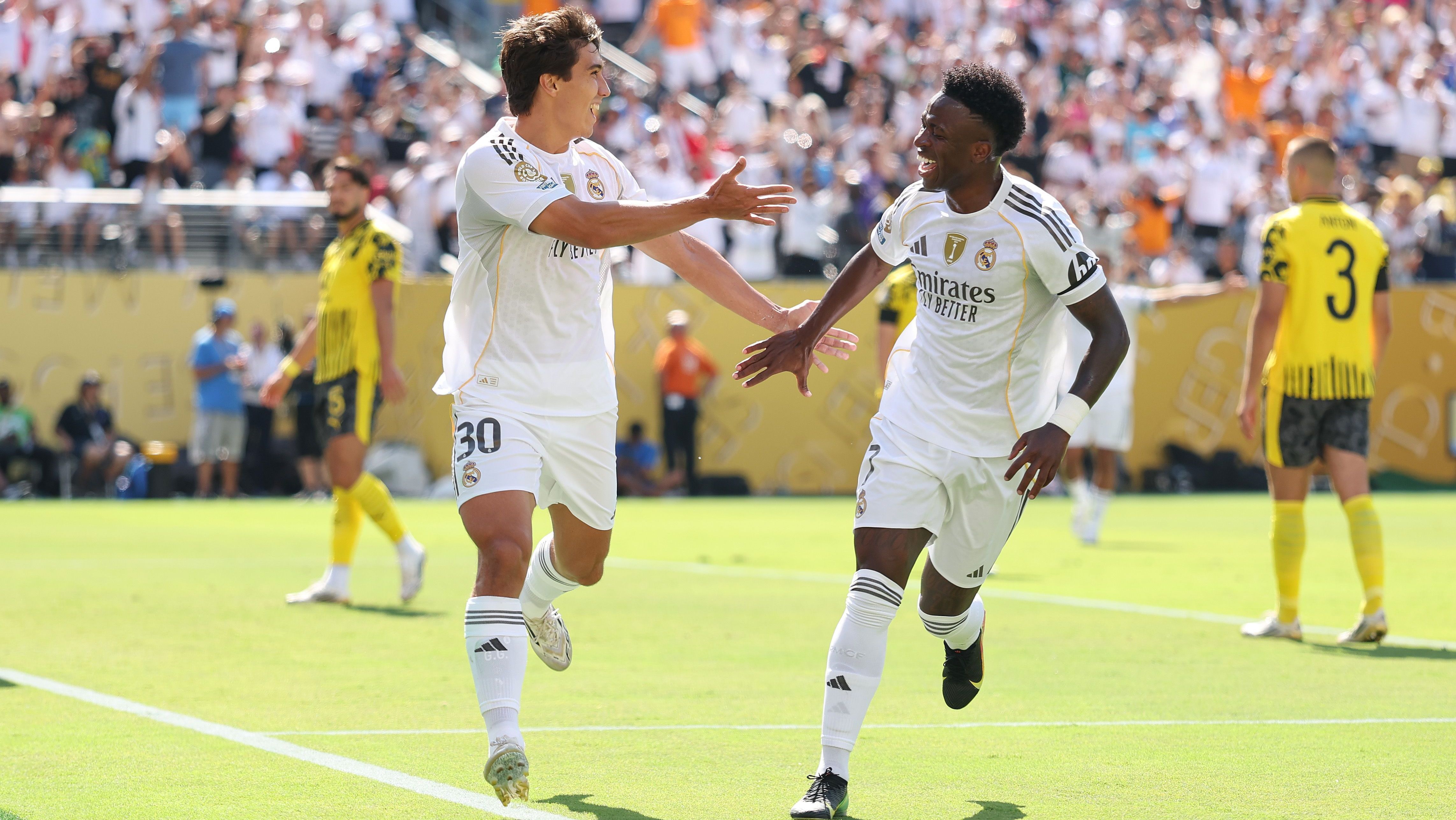 Gonzalo García comemora gol com Vini Jr