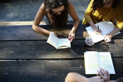 Pessoas estudando