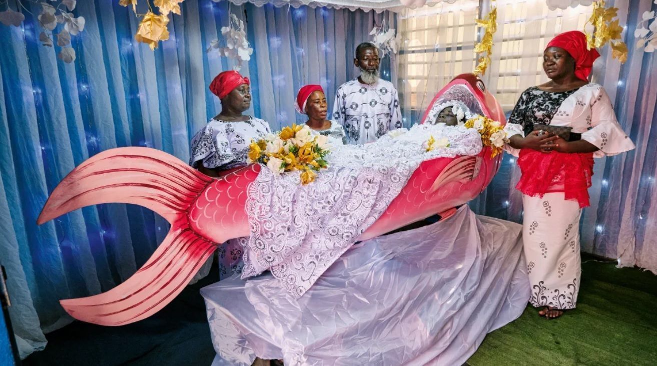 Na noite anterior a um funeral, algumas famílias realizam a "exposição" (laying out), na qual o falecido é exibido e os enlutados vêm prestar suas homenagens. O falecido pode estar deitado, como nesta cerimônia de 2024 na Grande Acra, embora também possa ser colocado sentado • Reprodução/Regula Tschumi