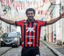 Romarinho é apresentado no Vitória e projeta temporada