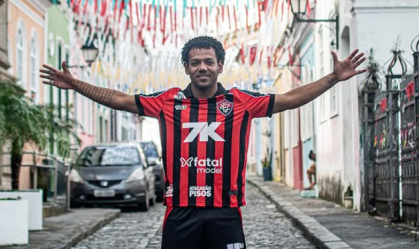 Romarinho é apresentado no Vitória, recebe camisa 7 e projeta temporada
