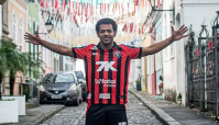 Romarinho é apresentado no Vitória, recebe camisa 7 e projeta temporada